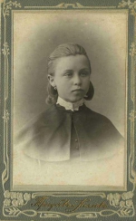Римма Иванова в форме гимназистки. г.Ставрополь предположительно 1908 г..jpg