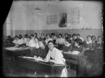 Гимназистки старшего класса во время занятий в классной комнате. 1910 г..jpg