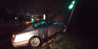 Два человека получили травмы при наезде автомобиля на светофор в Ставрополе - Телеканал СвоёТВ