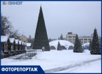 Разукрашенный центр и серые улицы: новогоднее преображение Ставрополя показали в фоторепортаже «Блокнота»