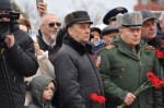 Поклонимся великим тем годам...
