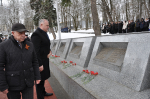 Поклонимся великим тем годам...