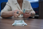 Работникам швейной фабрики на Ставрополье выплатили долги зарплате в 10 млн