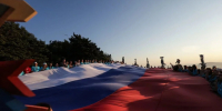На Машуке в День флага развернули триколор площадью 108 квадратных метров - Комсомольская Правда