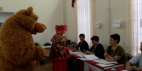 Избиратели в костюмах ростовых кукол пришли на выборы в Курском округе - Единая Россия