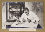 Фото 8 Д.Я. Федулов за изготовлением чучела колибри. 1927 г. Источник darwinmuseum.ru.jpg