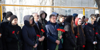 Ученики школ Ставрополя возложили цветы к Братской могиле защитников - Вечерний Ставрополь