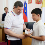 Юные жители Ставрополя получили паспорта накануне Дня России